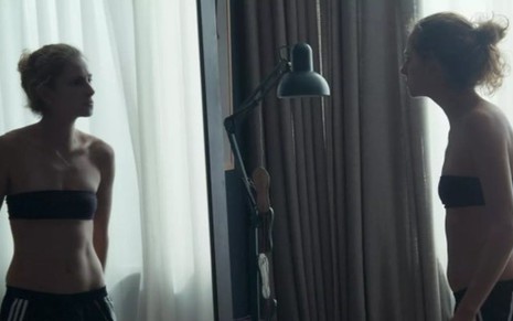 Ivana (Carol Duarte) durante cena em que se desespera ao olhar seu corpo no espelho - Reprodução/TV Globo