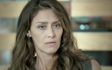 Joyce (Maria Fernanda Cândido) na primeira vez em que viu Ritinha (Isis Valverde) - Reprodução/Globo