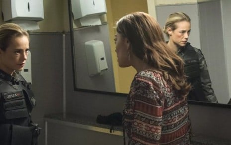 Jeiza (Paolla Oliveira) e Bibi (Juliana Paes) vão se confrontar no banheiro da delegacia - Estevam Avellar/TV Globo