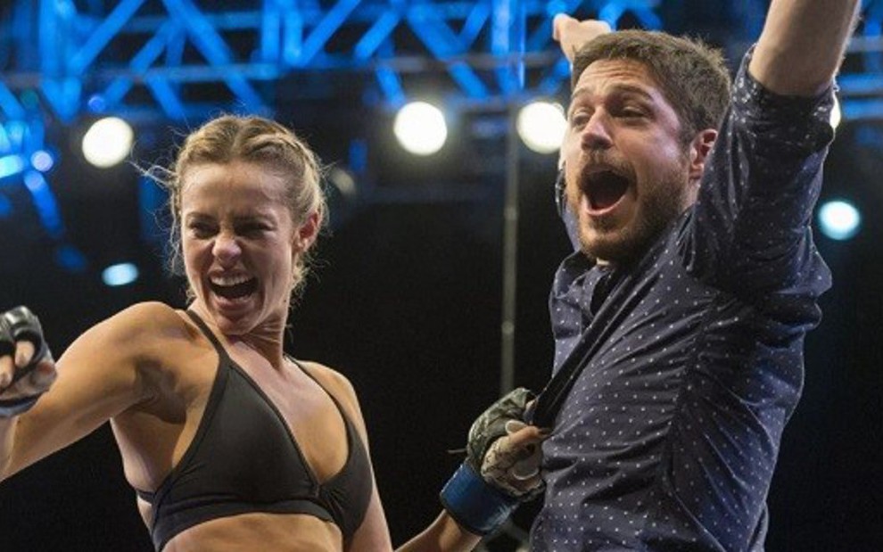 Jeiza (Paolla Oliveira) celebra título no UFC com Zeca (Marco Pigossi) em A Força do Querer - Reprodução/TV Globo