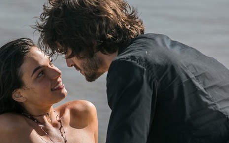 Ritinha (Isis Valverde) e Ruy (Fiuk) em cena; casamento será discreto e terá carimbó - Divulgação/TV Globo