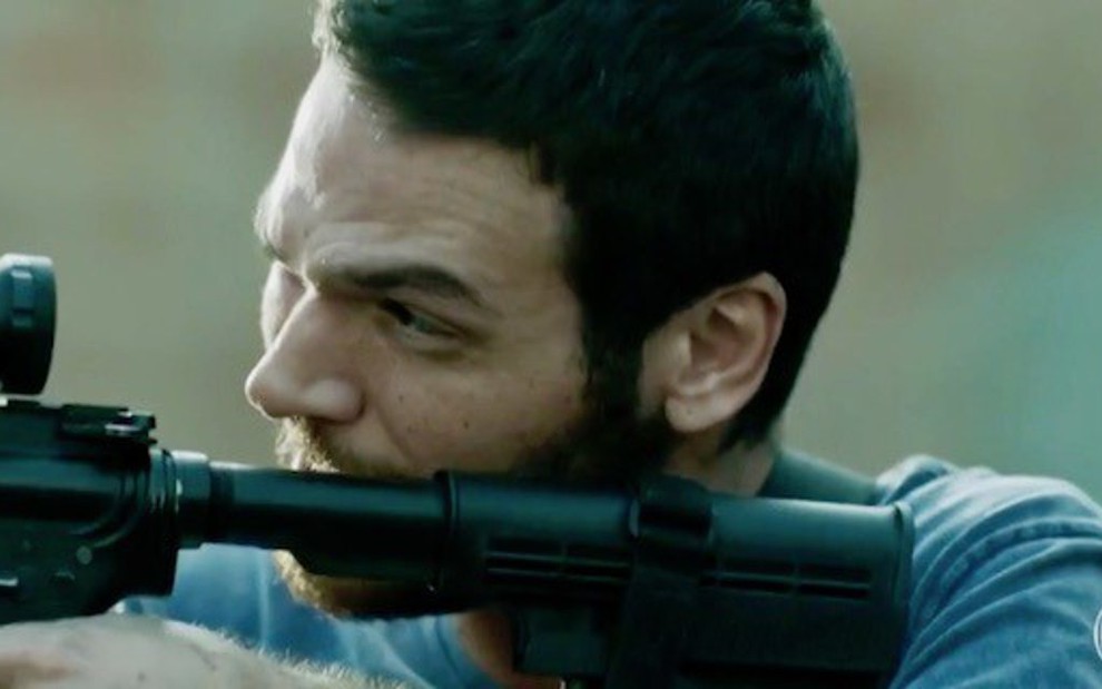 Rubinho (Emilio Dantas) em cena da novela; ex-garçom terá policial na mira do seu fuzil - Reprodução/TV Globo