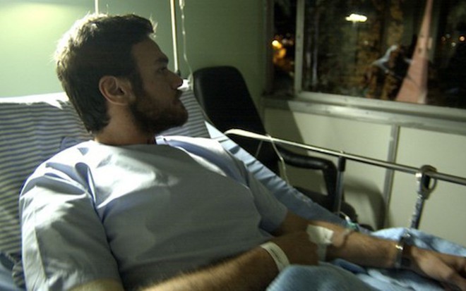 Rubinho (Emilio Dantas) ficará alerta ao ouvir os tiros da invasão dos bandidos ao hospital - Reprodução/TV Globo