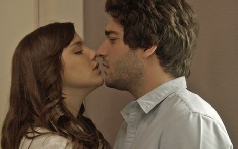 Marina (Alice Wegmann) provoca Tiago (Humberto Carrão) em A Lei do Amor, da Globo - Reprodução/TV Globo