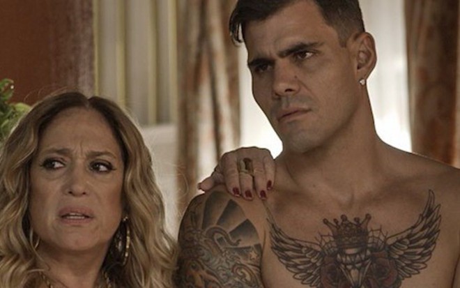 Susana Vieira (Adisabeba) em cena com Juliano Cazarré (Merlô) em A Regra do Jogo - Divulgação/TV Globo