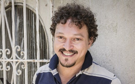 Fábio Lago em cenário de A Regra do Jogo; ator tem sido chamado de 'garanhão' nas ruas - Caiuá Franco/TV Globo
