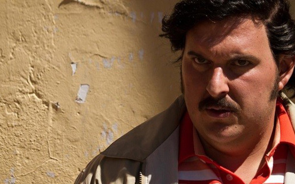 Andres Parra em Pablo Escobar, série do +Globosat que só teve versão dublada na TV - Divulgação