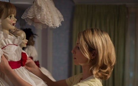 A atriz Annabelle Wallis segura boneca em cena do filme Annabelle, que estreia na HBO - Divulgação/Warner Bros