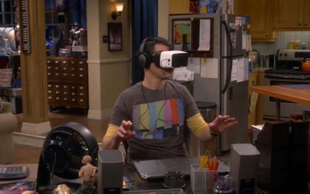 Sheldon Cooper (Jim Parsons) usa visor de realidade virtual em cena de The Big Bang Theory - Divulgação/CBS