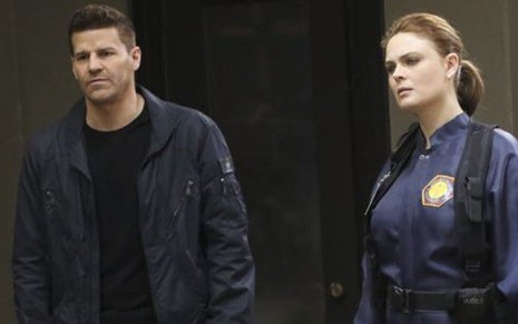 David Boreanaz e Emily Deschanel em cena do último episódio da 11ª temporada de Bones - Divulgação/Fox