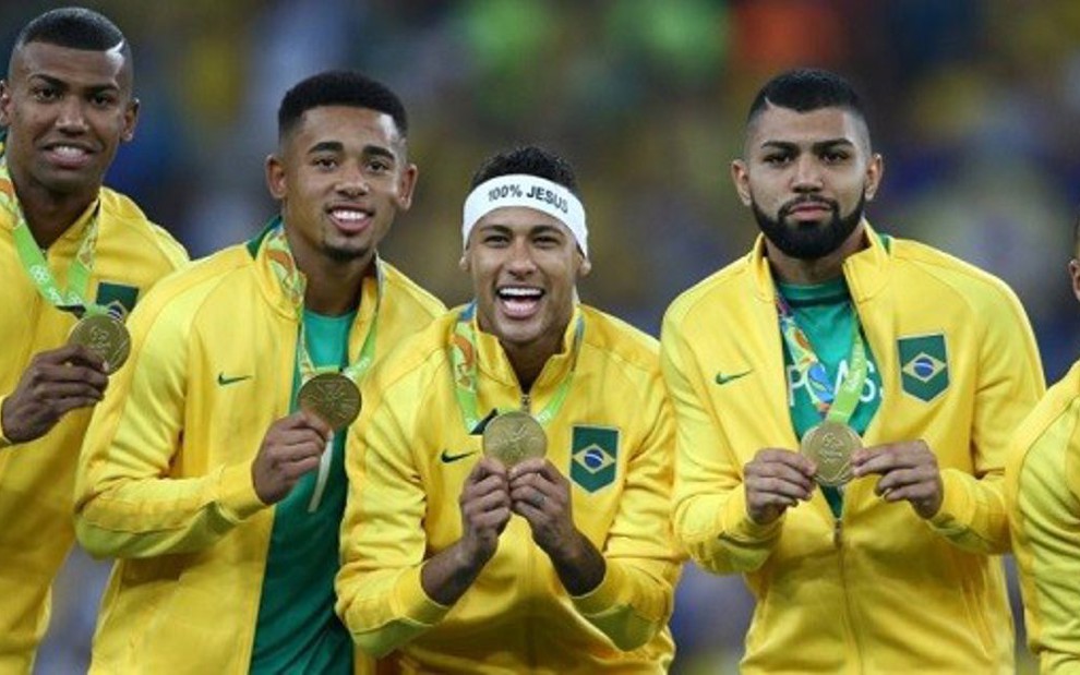 Walace, Gabriel Jesus, Neymar, Gabigol e Rafinha comemoram o ouro no futebol olímpico - Lucas Figueiredo/CBF