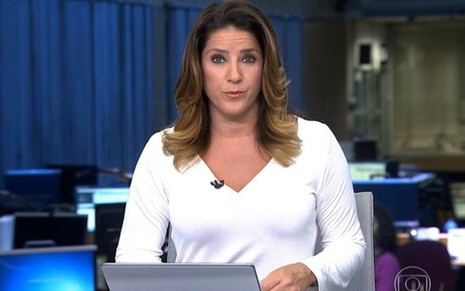 A jornalista Christiane Pelajo na bancada do Jornal da Globo da última terça (13) - Reprodução/TV Globo