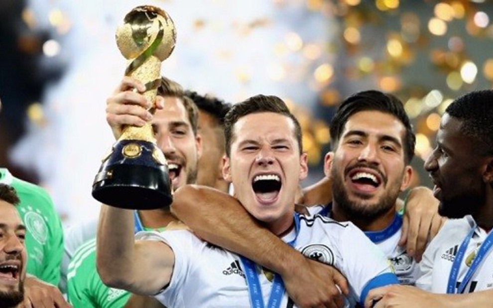 Meia Julian Draxler, capitão da Alemanha, ergue taça de campeão da Copa das Confederações - Divulgação/Fifa