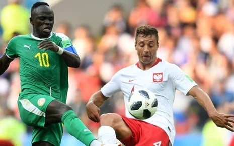 Sadio Manè e Thiago Cionek disputam bola em Polônia x Senegal: mais audiência que Copa do Brasil - DIVULGAÇÃO/FIFA