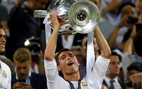 Cristiano Ronaldo ergue a taça da Champions League de 2015/2016, vencida pelo Real Madrid - Divulgação/Uefa