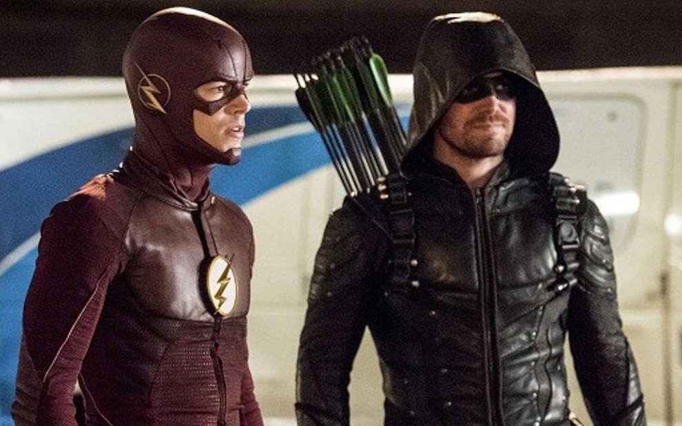 Grant Gustin, o Flash, ao lado de Stephen Amell, o Arqueiro Verde, em especial da Warner - Fotos: Divulgação/The CW