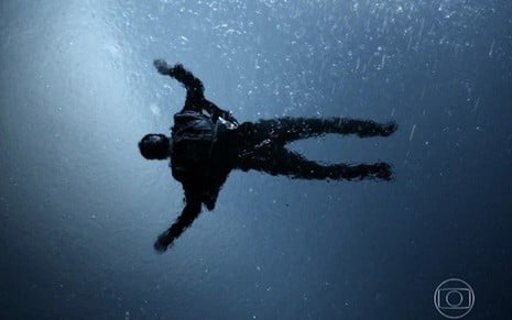 Imagem de O Rebu, exibida em 2014; corpo encontrado em uma piscina inicia investigação  - Reprodução/TV Globo