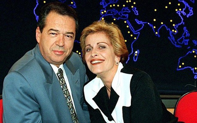Os apresentadores Eliakim Araújo e Leila Cordeiro no cenário do Jornal do SBT nos anos 1990 - Divulgação/SBT