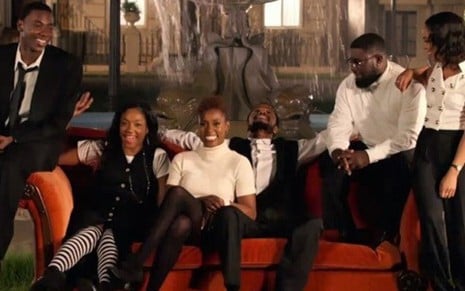 Seis atores negros recriam cena de abertura de Friends em novo clipe do rapper Jay-Z - Imgens: Reprodução