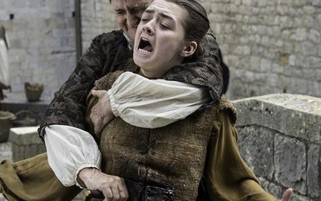 As atrizes Faye Marsay e Maisie Williams em episódio da 6ª temporada de Game of Thrones - Divulgação/HBO