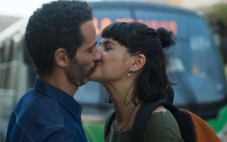 Ali (Mouhamed Harfouch) em cena com Sara (Verônica Debom) na novela das seis da Globo, Órfãos da Terra - Reprodução/TV Globo