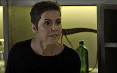 Karola (Deborah Secco) vai partir para cima da mãe com canivete no antepenúltimo capítulo - Fotos: Reprodução/TV Globo