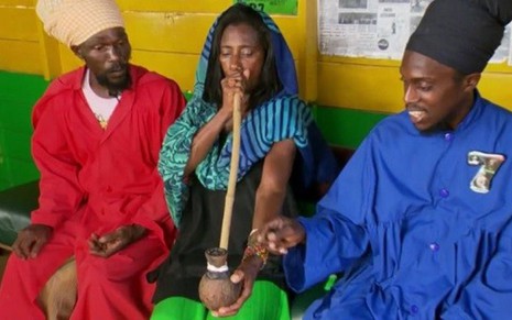 Glória Maria fuma a ganja (maconha) ao lado de religiosos rastafári na Jamaica - Reprodução/TV Globo