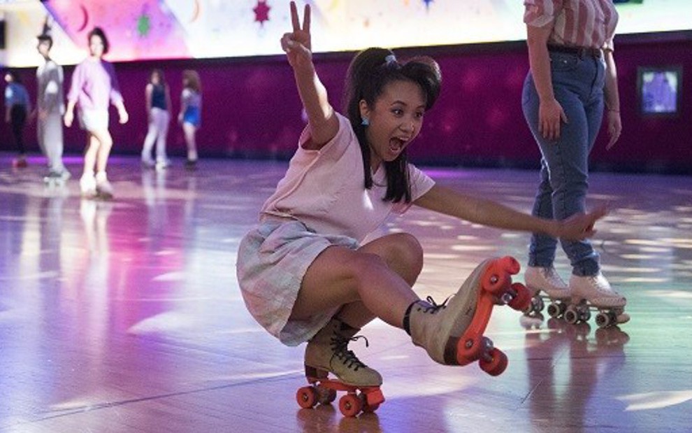 A atriz Ellen Wong em Glow e seus patins de quatro rodas, itens tradicionais dos anos 1980 - Divulgação/Netflix