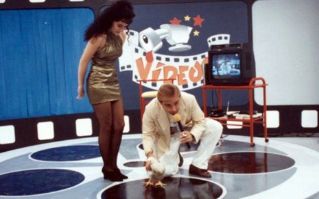 Gugu Liberato brinca com galinha no Programa de Vídeos, no SBT, no final de 1992 - Divulgação/SBT