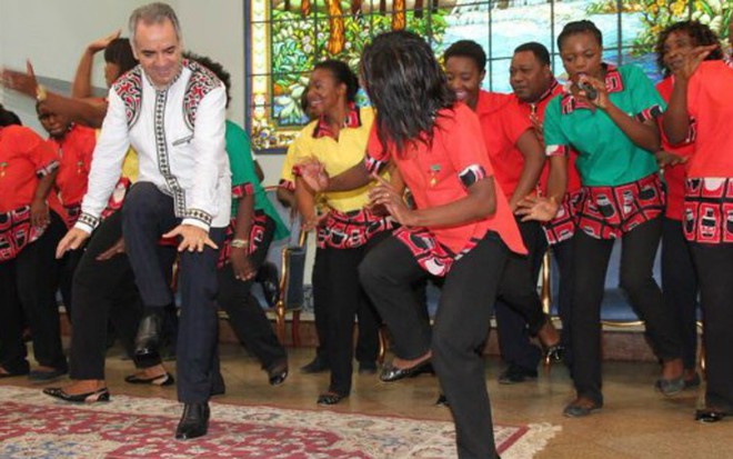 Honorilton Gonçalves (de branco) imita dança típica africana durante culto na Universal - Reprodução/Facebook