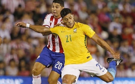 Marcado por Ortigoza, o atacante brasileiro Hulk chuta durante a partida de ontem (29) - Rafael Ribeiro/CBF