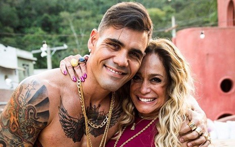 Os atores Juliano Cazarré e Susana Vieira posam para foto em cenário de A Regra do Jogo - João Miguel Jr./TV Globo