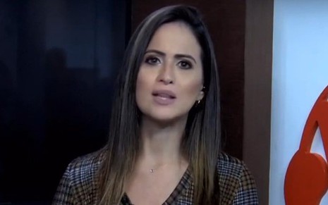 Marcela Rahal na bancada do Jovem Pan Agora, telejornal exibido pela Jovem Pan no YouTube