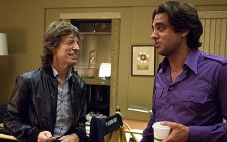 O cantor Mick Jagger ao lado do ator Bobby Cannavale em set de Vinyl, nova série da HBO - Divulgação/HBO
