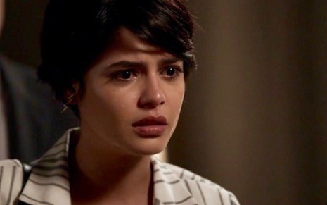 Adriana (Julia Dalavia) em cena da novela; personagem será internada duas vezes seguidas - Reprodução/TV Globo
