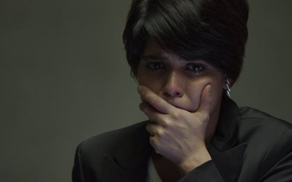 Adriana (Julia Dalavia) em cena da novela; personagem fará pacto para conquistar chefe - Reprodução/TV Globo