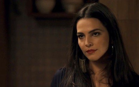 Aura (Tainá Müller) convidará assistente de cabeleireiro a se mudar para a sua casa na novela - Reprodução/TV Globo