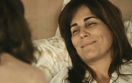 Clara (Bianca Bin) dirá a Beth (Gloria Pires) que tudo vai melhorar antes de escancarar segredo  - Fotos: Reprodução/TV Globo
