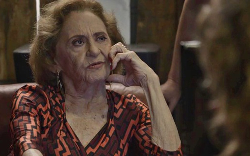 Caetana (Laura Cardoso) vai prever que segurança dará fora em prostituta na novela - Fotos: Reprodução/TV Globo