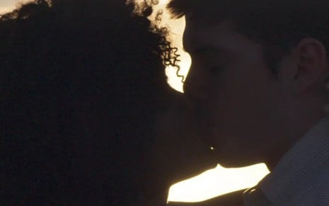 Raquel (Erika Januza) e Bruno (Caio Paduan) se beijam em cena de O Outro Lado do Paraíso - Reprodução/TV Globo