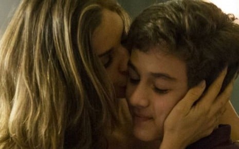 Lívia (Grazi Massafera) beija Tomaz (Vitor Figueiredo): ela fará de tudo para não perdê-lo - Divulgação/TV Globo