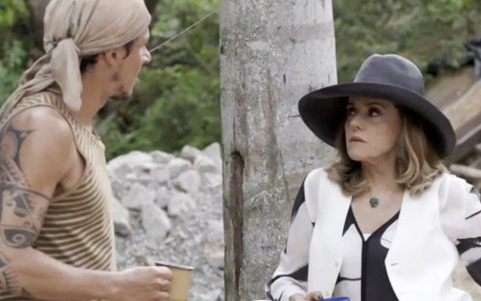 Sophia (Marieta Severo) passa instruções para Zé Victor (Rafael Losso) em cena da novela - Reprodução/TV Globo