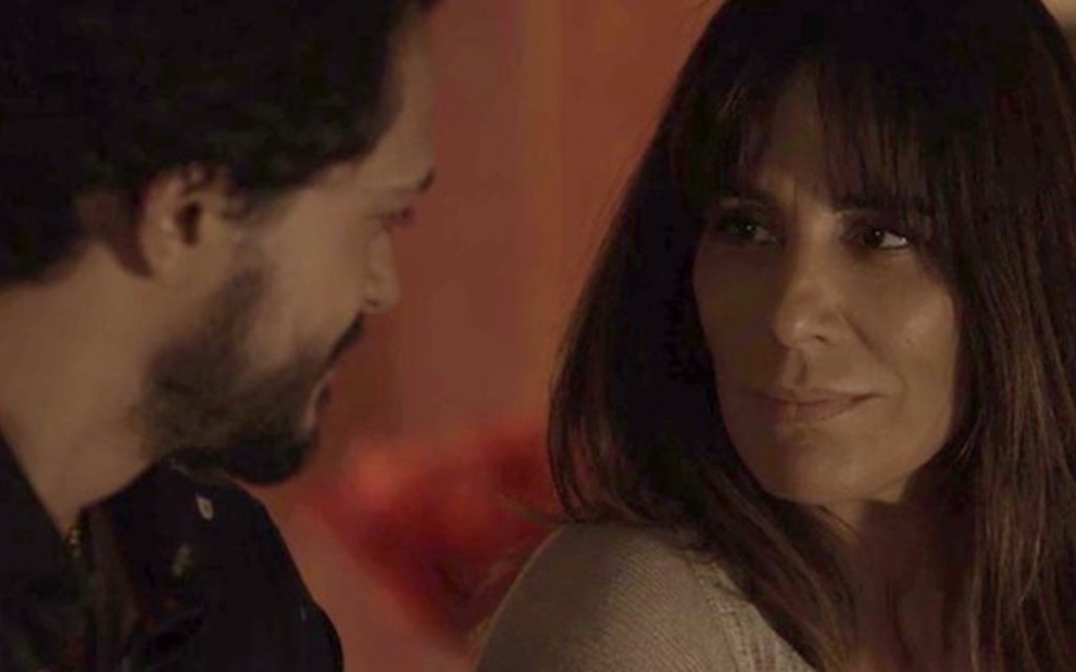 Laerte (Raphael Vianna) dará beijaço em Duda (Gloria Pires) no capítulo desta quinta (21) - Reprodução/TV Globo