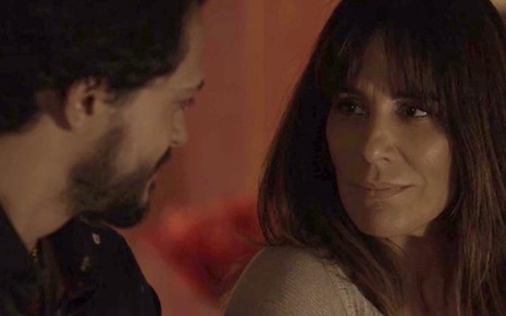 Laerte (Raphael Vianna) dará beijaço em Duda (Gloria Pires) no capítulo desta quinta (21) - Reprodução/TV Globo