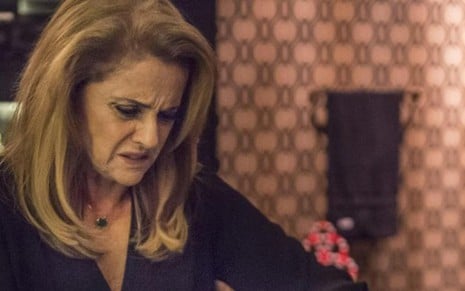 Sophia (Marieta Severo) na cena de mais crime; vilã será flagrada com tesoura nas mãos - Fotos: Raquel Cunha/TV Globo
