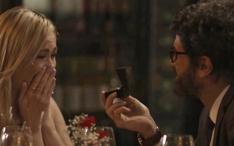 Suzy (Ellen Rocche) será pedida em casamento por Samuel (Eriberto Leão) nesta terça (14) - Reprodução/TV Globo