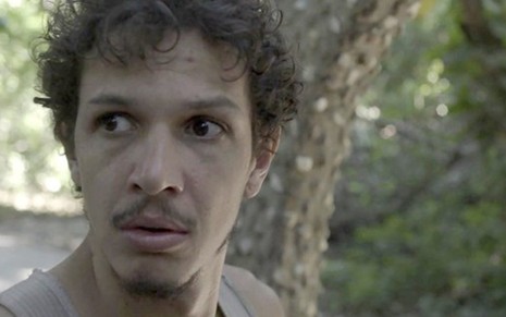 José Victor (Rafael Losso) levará 'frigideirada' na cabeça e sairá correndo do bordel - Fotos: Reprodução/TV Globo