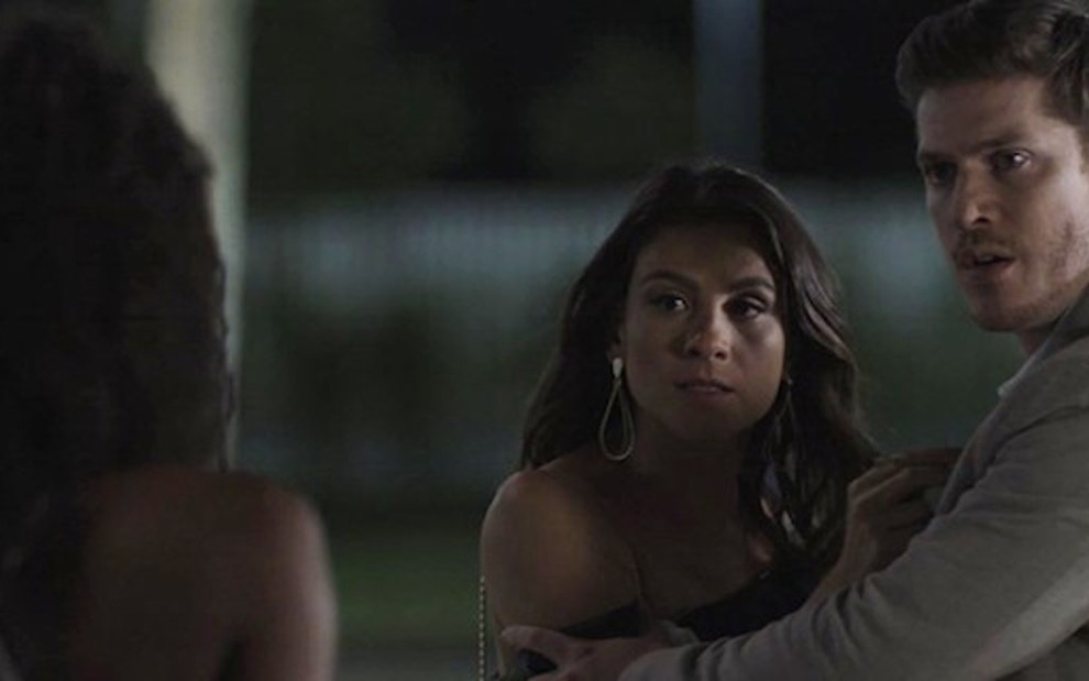 Raquel (Erika Januza) flagrará Tônia (Patrícia Elizardo) beijando Bruno (Caio Paduan) - Fotos: Reprodução/TV Globo