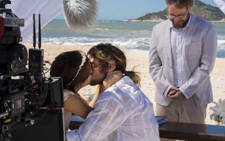 Nanda (Julia Dalavia) se casará com Caíque (Felipe Simas) no final da novela das onze - Fotos César Alves/TV Globo