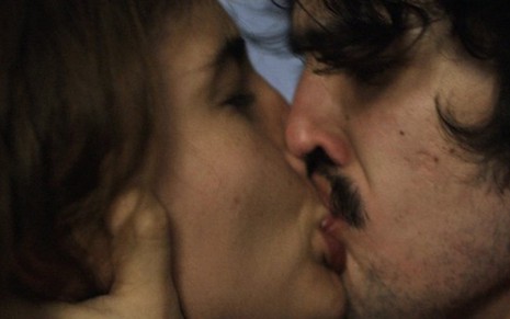 Rimena (Maria Casadevall) é surpreendida com beijo de Gustavo (Gabriel Leone) na novela - Reprodução/TV Globo